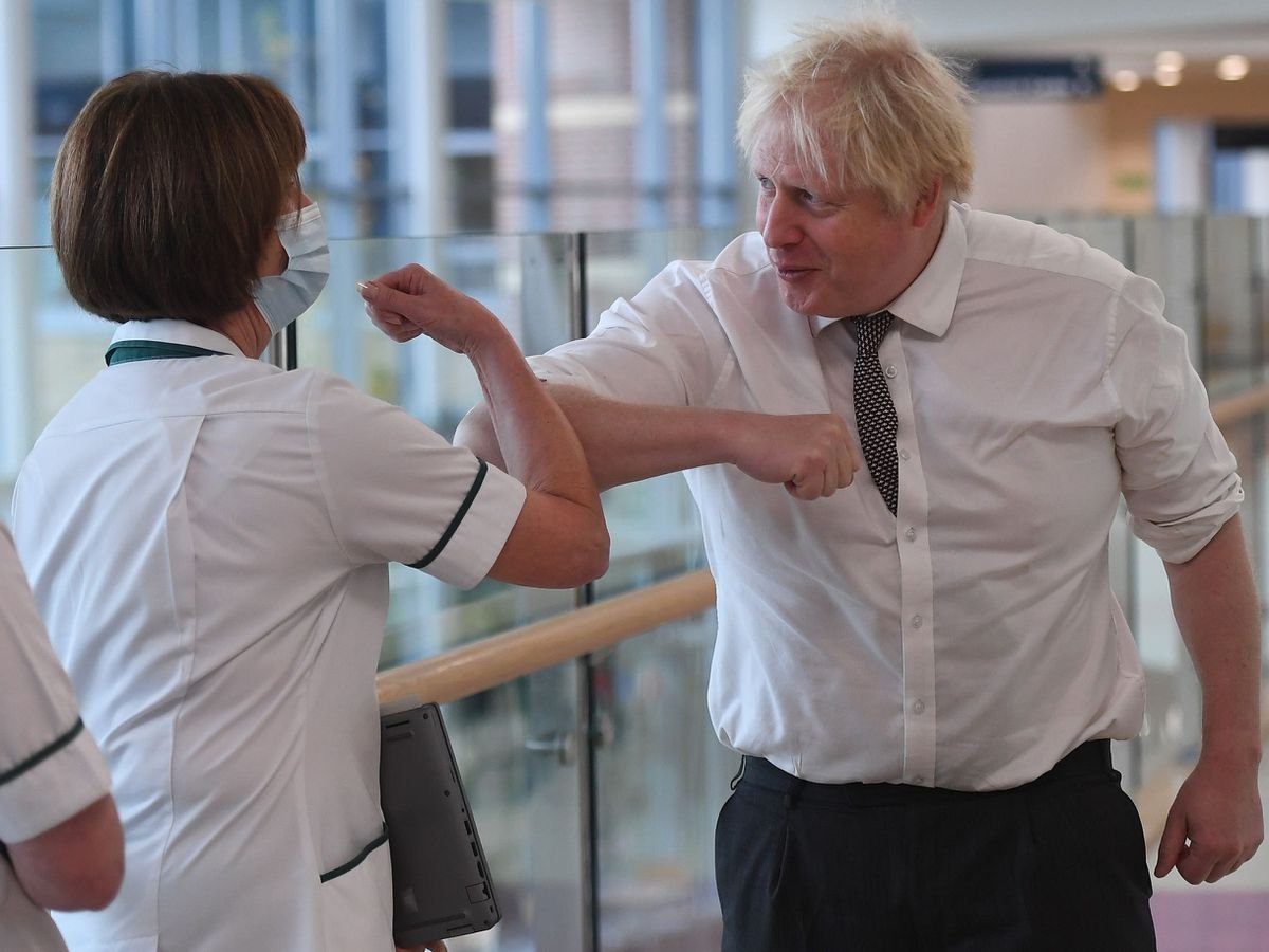 LazarusLong13's tweet photo. If you do an elbow bump like #BorisVariant Boris here?
From shoulder to elbow, it's roughly 14 inches (365 mm).
So, that's roughly 28 inches between both.
https://t.co/RPSXmrtvxD
Plus, with the elbow bump, the head is tilted forward.
Check it out: https://t.co/v5cyITmO2n