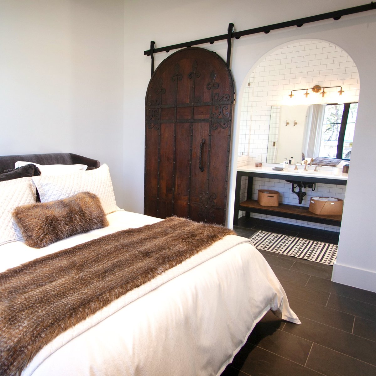 ChristofilisCH's tweet photo. At Christofilis Custom Homes, we love including stand-out details in our custom home design! Check out this unique door design in our client’s guest suite. Visit https://t.co/W0k28F8A7h to view more examples of our craftsmanship! 😊 

#christofiliscustomhomes #customhome https://t.co/wK4JiErxOU