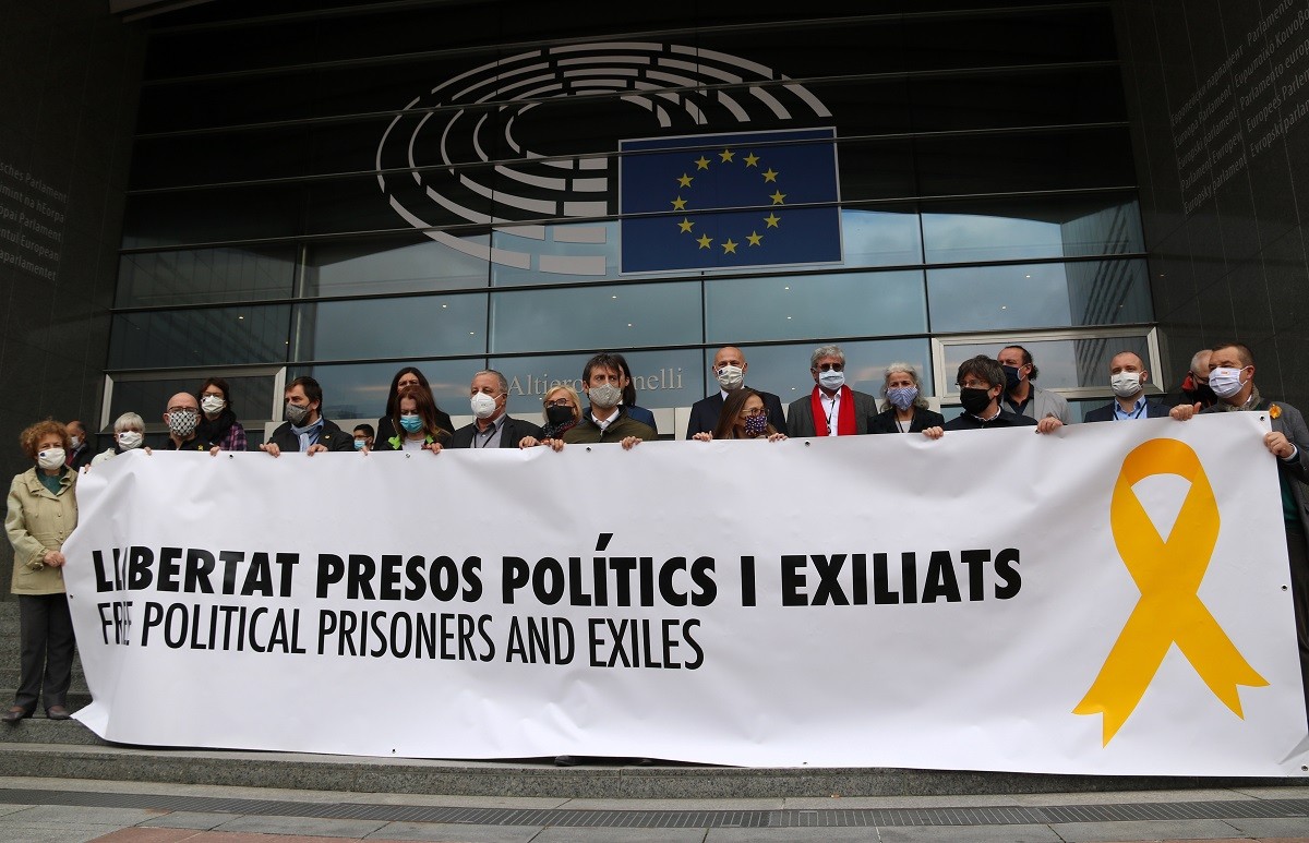 Foreign_Cat's tweet photo. "The deliberate silence of the Commission" in the face of #Spain's repression, lawfare, cyber-espionage &amp; rights abuses against #Catalonia, has "a far-reaching negative effect" on #RuleOfLaw in the #EU &amp; "opens the door to its utilisation as an instrument of oppression" (p. 68). https://t.co/Zg9H5Bo1yR