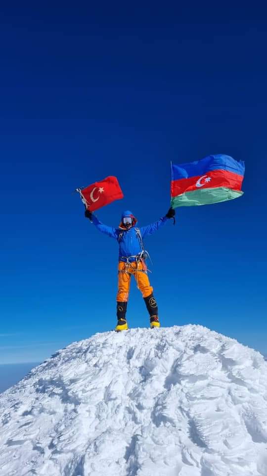 Can🤎🇦🇿Azerbaycan'ın Karabağ'ı, hürriyete kavuşturduğu günü simgeleyen ZaferBayramını kutluyor;emanet ettiğimiz şanlı🇹🇷bayrağımızı Ağrı Dağı'nın zirvesine çıkaran Azerbaycanlı dağcı İsrafil Ashurlı'ya teşekkür ediyoruz.Bayraklarımızı <a href="/deubayrakmuzesi/">DEÜ Bayrakbilim ve Türk Bayrakları Müzesi</a>’nde gururla muhafaza edeceğiz