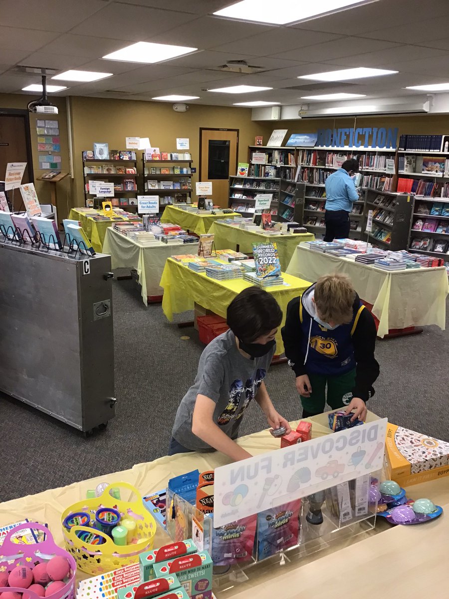 zieglersLLC's tweet photo. Roosevelt’s @AndersonsBkshp Book Fair is underway! Our students are previewing the book fair with their classes and can make purchases in school. Families can place orders online using these easy instructions. Our school library benefits from all sales! @RooseveltLLC https://t.co/ktHEkPdWdG