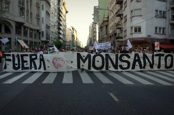 Please support protesters in Argentina against the GMO onslaught gmwatch.org/en/news/latest… Argentina’s rural communities are being devastated by the #GMO/toxic model of agriculture. @Noamonsanto