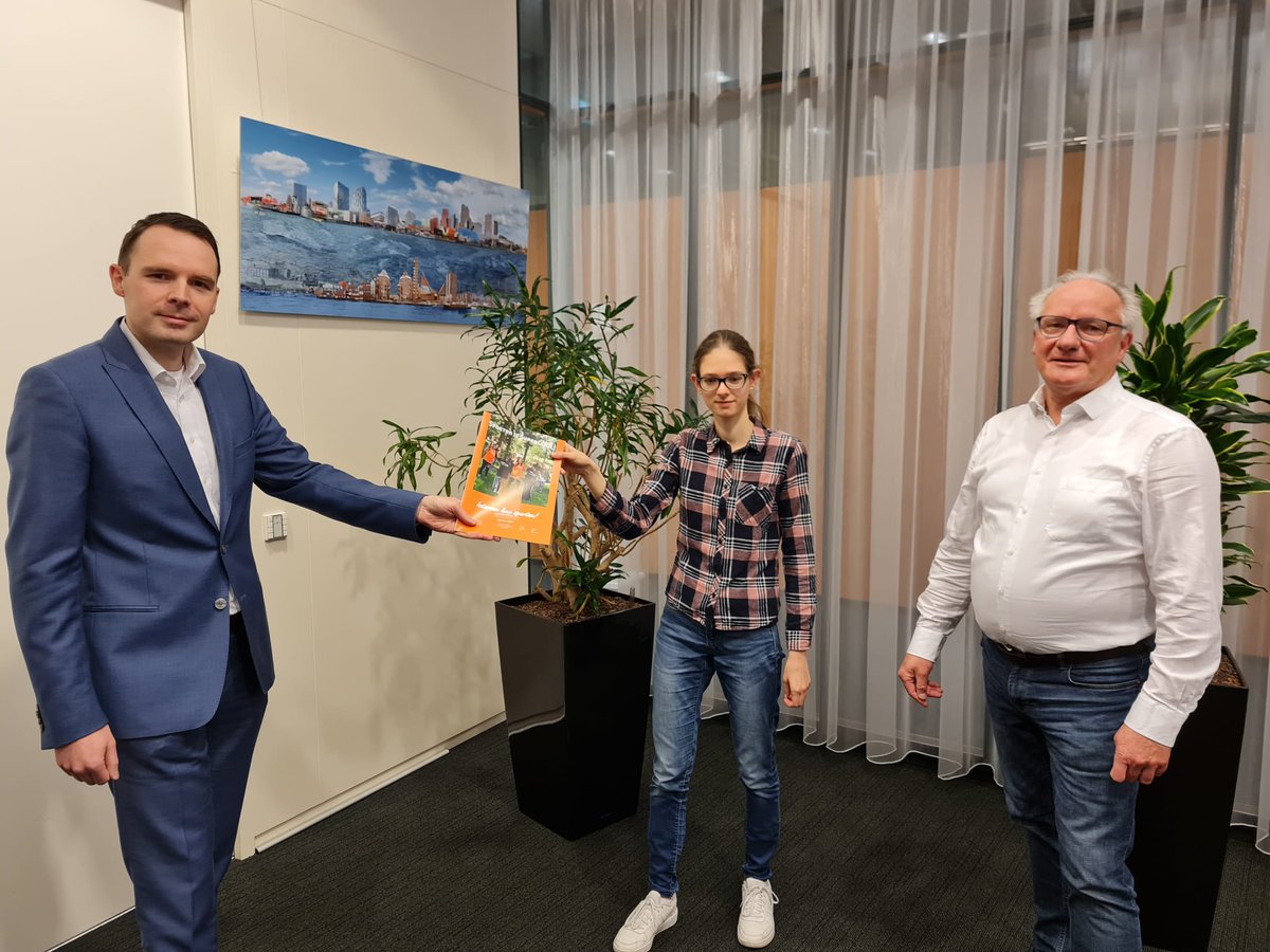 Vanavond heeft Irene samen met <a href="/charlesvdhorst/">Charles vd Horst</a> de nieuwe Super COOL brochure overhandigd aan wethouder <a href="/JuliusLindenbe2/">Julius Lindenbergh</a> 
#trots #iedereenkanmeedoen