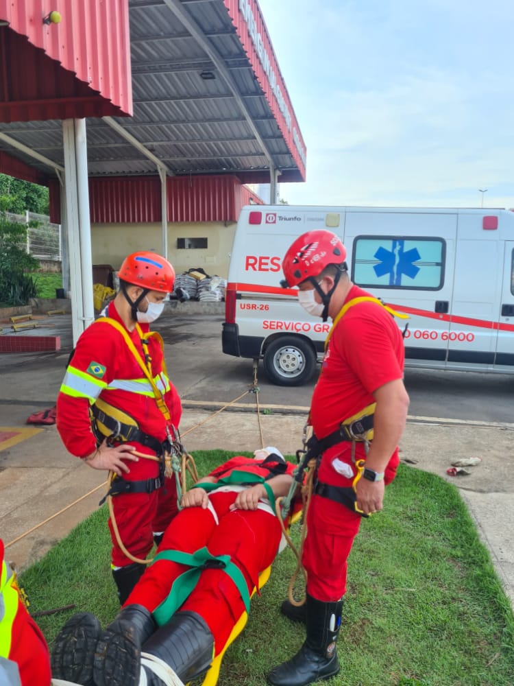 triunfoconcebra's tweet photo. Realizamos hoje, 08/11, com a equipe de socorro médico do SAU-04, em Goiânia/GO, o treinamento de ancoragem e retirada de vítimas de local de difícil acesso. #TreinamentoContinuo #Operacoes https://t.co/EVUIoCXY1L