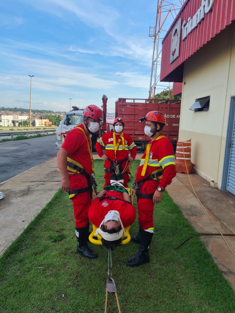triunfoconcebra's tweet photo. Realizamos hoje, 08/11, com a equipe de socorro médico do SAU-04, em Goiânia/GO, o treinamento de ancoragem e retirada de vítimas de local de difícil acesso. #TreinamentoContinuo #Operacoes https://t.co/EVUIoCXY1L
