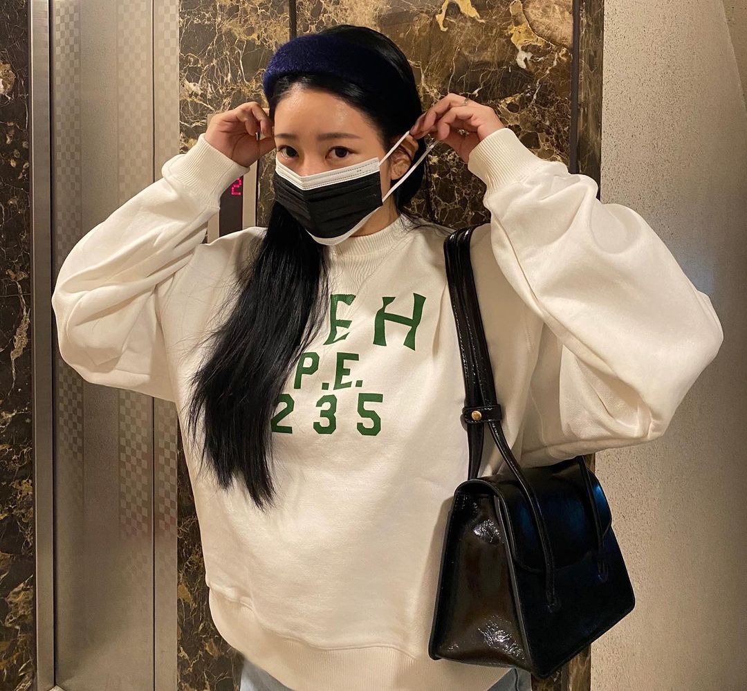 tarafansubfr's tweet photo. [PHOTOS] #SOYEON #소연 #티아라 T-ara IG Update (081121)
🏁
#Masque #KFDA
#fashionmask
Masque de sécurité KFDA
Noir élégant 3 couches
Double fil pour une respiration facile
Fabriqué en Corée 
#Pub https://t.co/yA94zCssfZ