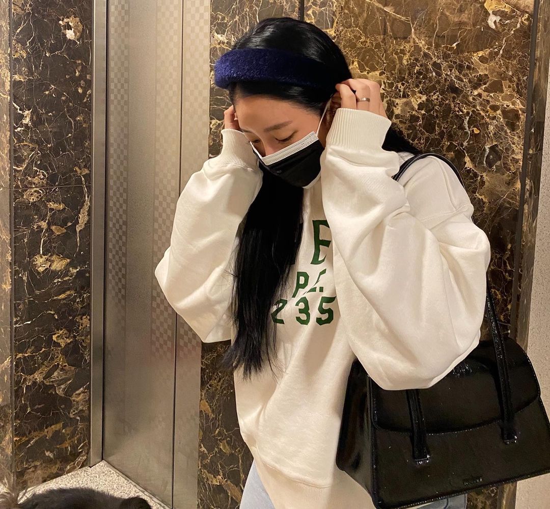 tarafansubfr's tweet photo. [PHOTOS] #SOYEON #소연 #티아라 T-ara IG Update (081121)
🏁
#Masque #KFDA
#fashionmask
Masque de sécurité KFDA
Noir élégant 3 couches
Double fil pour une respiration facile
Fabriqué en Corée 
#Pub https://t.co/yA94zCssfZ