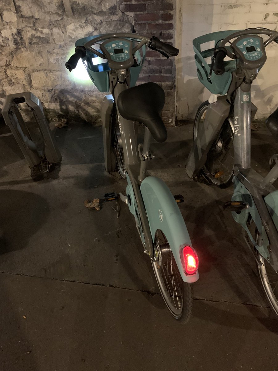 BatistePetrieux's tweet photo. Je les appelle les filous du @Velib ! Qui sont-ils ? Ceux qui retournent la selle pour faire croire à un vélo défaillant. Pas à moi les gars ! Un vélo avec les freins noirs et la protection plastique sur le phare arrière, il est neuf, et il marche nickel ! Pas à moi ! #Filous https://t.co/YZ3PuGfOAd