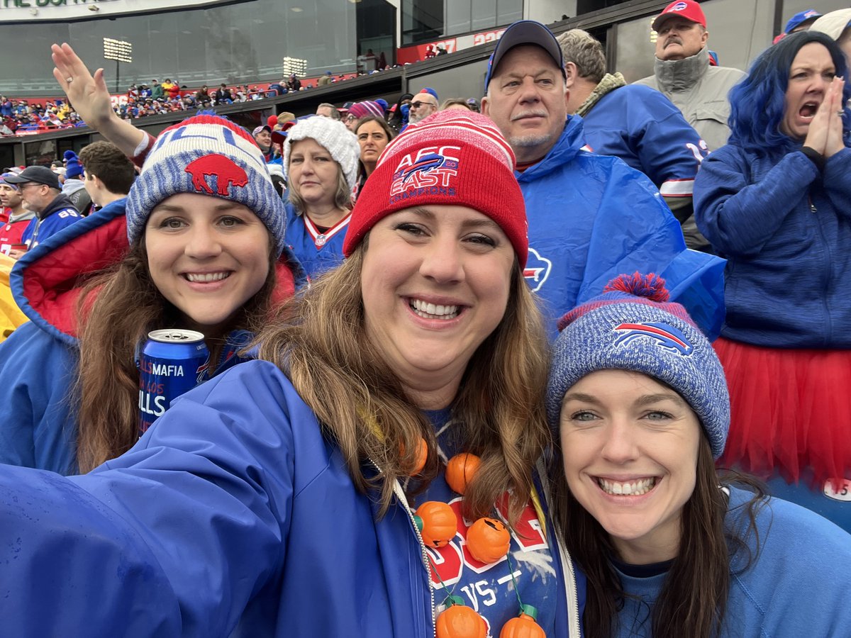 ibc_eng's tweet image. ** IBC Out and About ** Although the Bills didn&apos;t win yesterday, here are some pics from last weekends winning game against the Dolphins taken by our very own Diana Ewing and Ashlee Casullo. Go Bills!