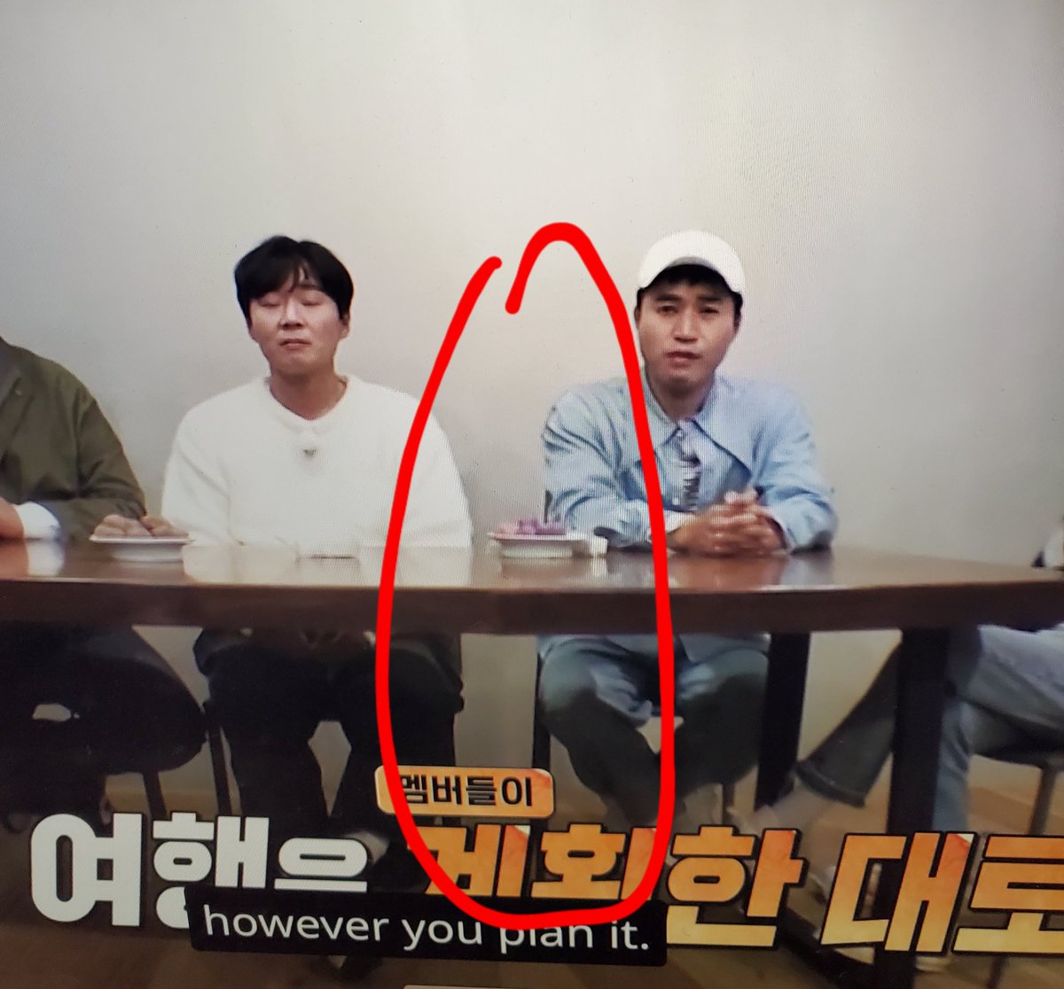 ttbokkination's tweet photo. He was totally DELETED 💔💔💔 KSH should've been in the middle of JY and JM.
I thought PD Bang was wearing smiley to discreetly support him apparently not.
#cancelcancelculture
@KBSWorldTV #2D1N #pdbang #smileypd #KimSeonHo https://t.co/VVkuyn0sRl