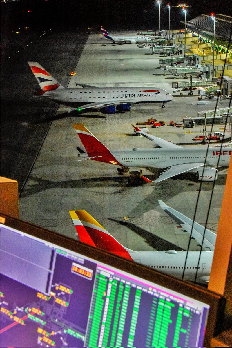 controladores's tweet photo. Buenas noches y buenos vuelos... #A380 https://t.co/F2nSwxd4V2