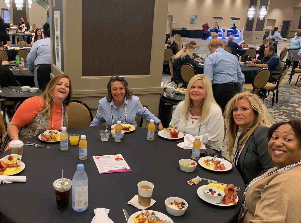 white_catwhi63's tweet photo. Representing Saia at Women in Trucking 🚚2021 Dallas TX #wit #saia #saialtltfreight #saiaatrong #saiashakers #gosaia https://t.co/LoQM11mbNY
