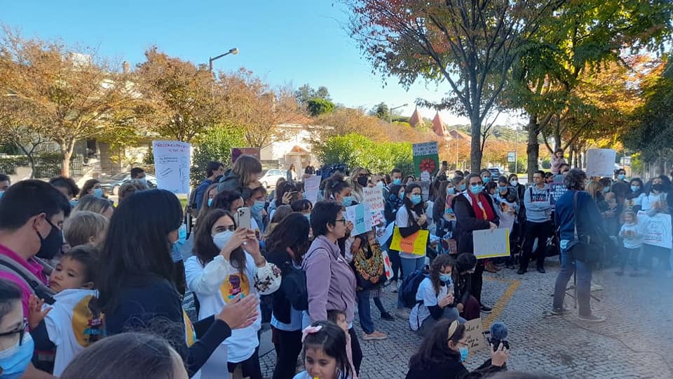 APMJsede's tweet photo. Associação Portuguesa pelos Direitos da Mulher na Gravidez e Parto

Algumas imagens da manifestação, em Lisboa, convocadas pelo movimento cívico @violenciaobstetricapt , em frente à @ordemdosmedicospt . https://t.co/oYAm5yQC6C
