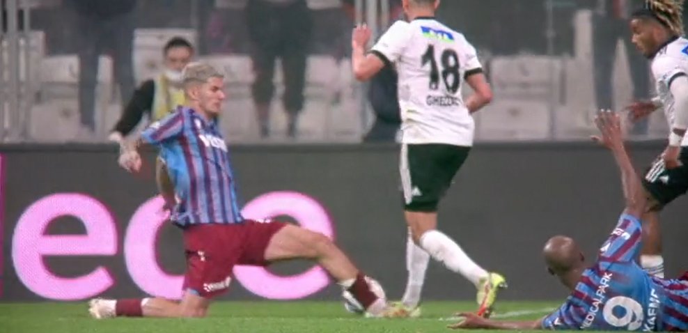 forzabesiktas's tweet photo. -görüş kaybı, görüntünün yok oluşu sisten değil, sansürden!  Herkes kafasına göre  hakemi, gözlemcisi, temsilcisi, var'ı, ayarı avar'ı, zamanı... @TFF_Org 

#BeindenBeşiktaşaSansür https://t.co/wLJYbbriCt