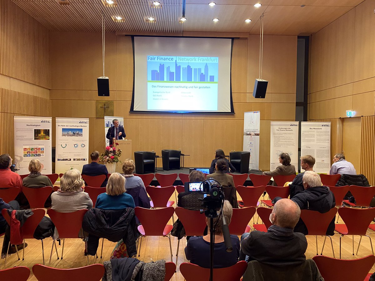 FKoss12's tweet photo. Start der 8. #FairFinanceWeek in Frankfurt. Staatssekretär Dr. Martin Worms eröffnet den Abend. @triodosde #fairfinance https://t.co/cmJ0RiNsTn