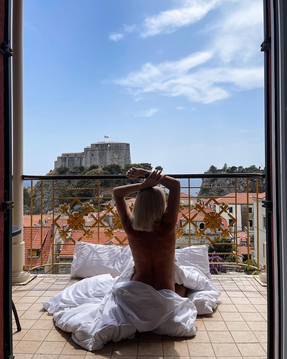 Ever woken up with a view of a castle? You can if you come to Dubrovnik. 😉😉😉

📷 @madcatfashion
🇭🇷 dubrovnik-croatia.com

#dubrovnikcroatia #visitdubrovnik #dubrovnikonmymind #visitcroatia #croatia #PortalToTheWorld #Travel