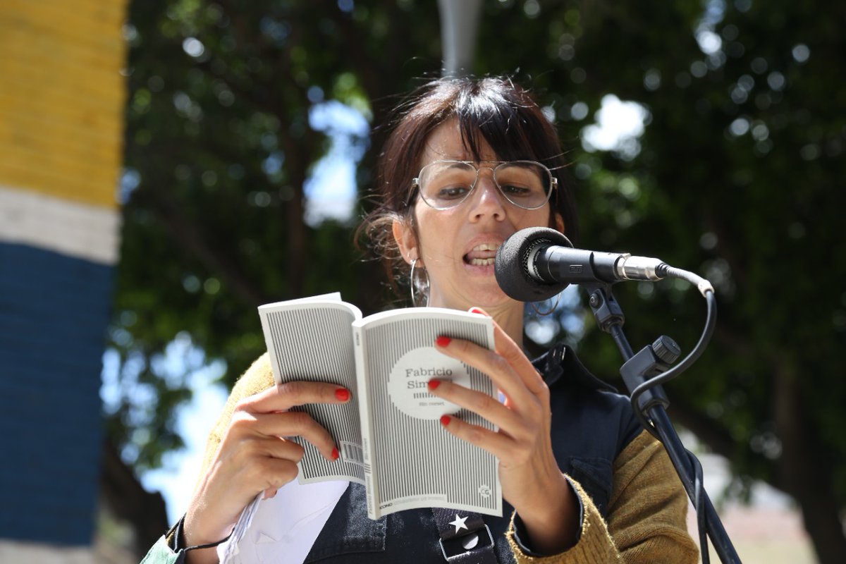 FIPRosario's tweet photo. 🌿 Les compartimos algunas fotos de la Memorabilia en Camino delx poeta del sábado 06/11. Un homenaje a lxs poetas de Rosario fallecidxs desde el retorno de la democracia.
#FIPR29 #poesíaenlasorillas #festival #poesía #rosario https://t.co/j622jkeDRE