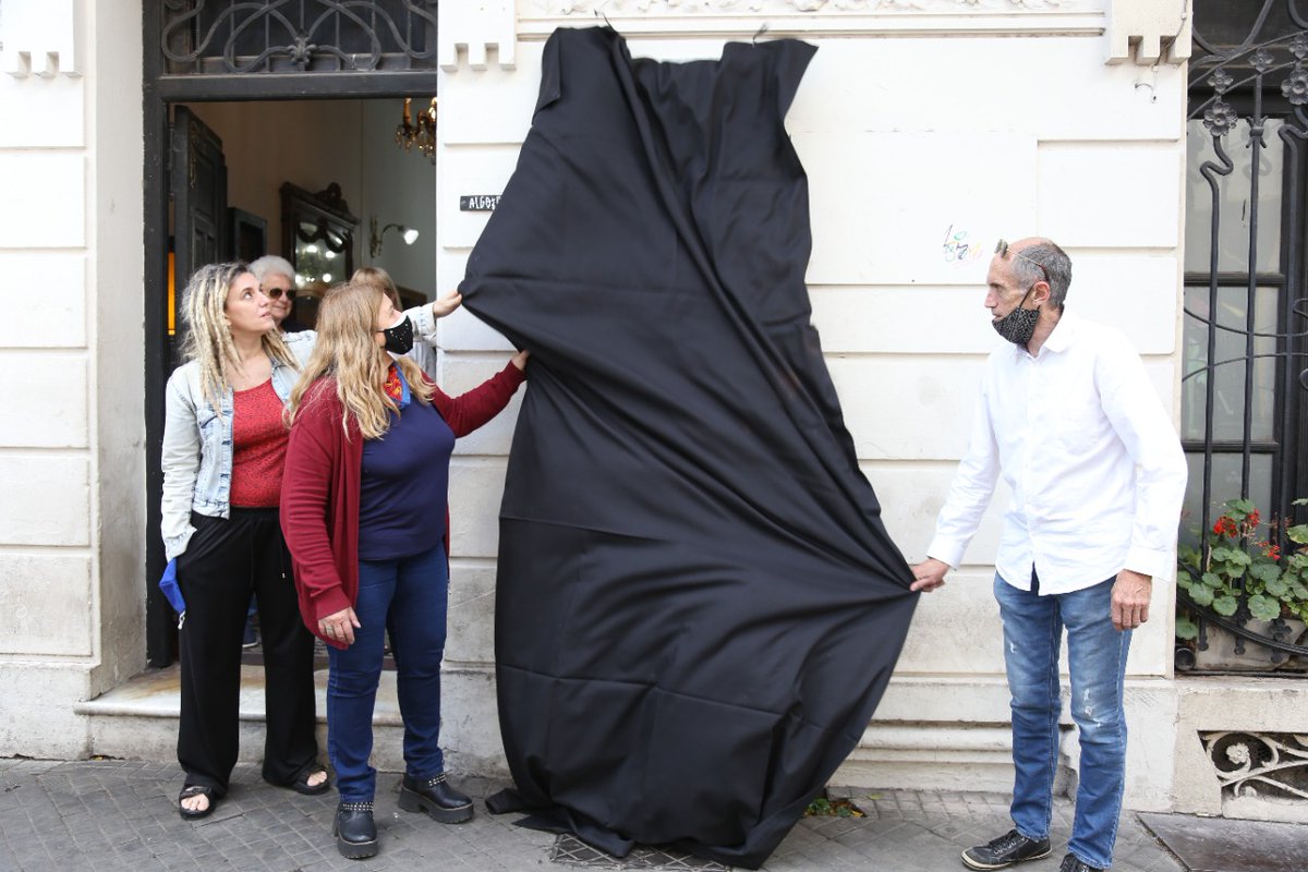 FIPRosario's tweet photo. 🌿 Les compartimos algunas fotos de la Memorabilia en Camino delx poeta del sábado 06/11. Un homenaje a lxs poetas de Rosario fallecidxs desde el retorno de la democracia.
#FIPR29 #poesíaenlasorillas #festival #poesía #rosario https://t.co/j622jkeDRE