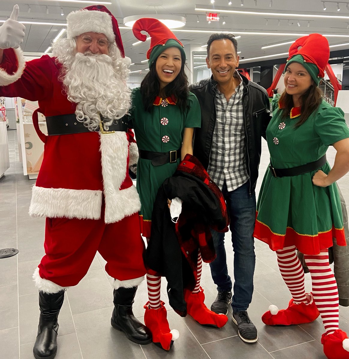 KeyesCarlos's tweet image. I know I’m early but getting into the Holiday spirit already 😂 🎄 
.⁣
.⁣
.⁣
.⁣
.⁣
#christmas2020 #christmasdecor #carloskeyes #christmasdecorations #christmasgifts #christmasmood #christmastree #december #giftideas #holidaydecor #holidays #holidayseason #holidayseason2015