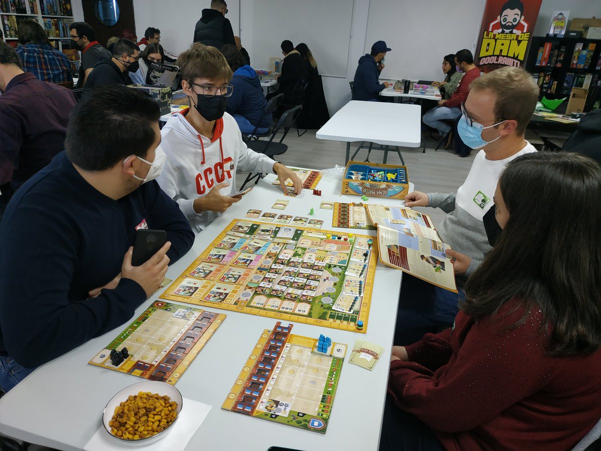 quedieces's tweet photo. El segundo día de #TabernaCon empecé con Alma Mater, este juego no es para mí pero la producción es una maravilla.
Después de la fritura cerebral jugué Cascadia, que tenía muchas ganas, y otra vez a Arnak, partida con la que decidí que se venía a casa. https://t.co/kW6ZJ432mg