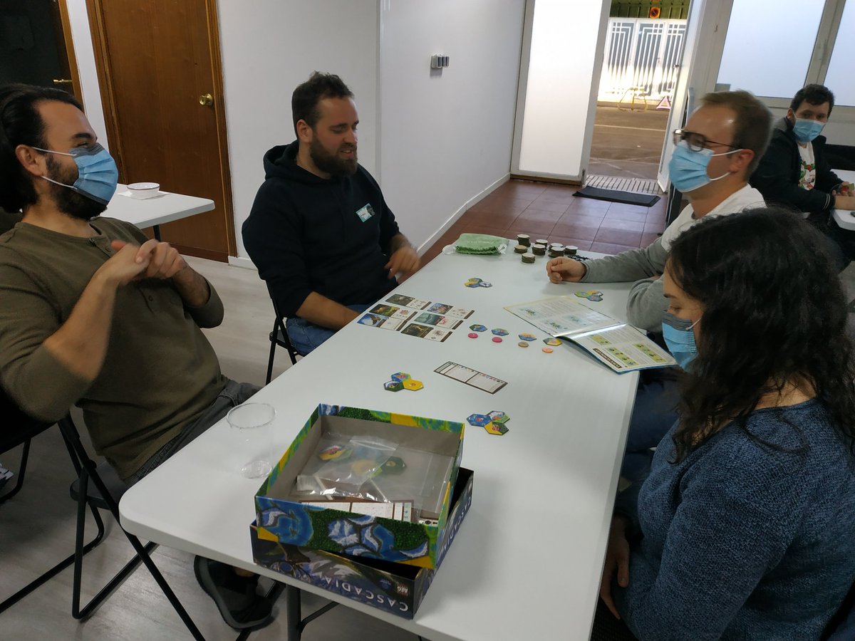 quedieces's tweet photo. El segundo día de #TabernaCon empecé con Alma Mater, este juego no es para mí pero la producción es una maravilla.
Después de la fritura cerebral jugué Cascadia, que tenía muchas ganas, y otra vez a Arnak, partida con la que decidí que se venía a casa. https://t.co/kW6ZJ432mg
