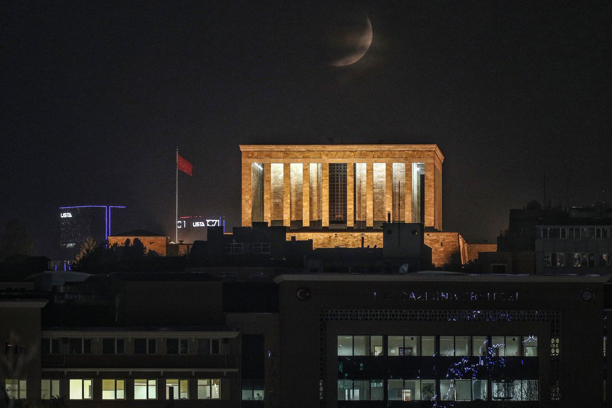 ankarageddo's tweet photo. Bu akşam Anıtkabir ve yeni ay... #Ankara https://t.co/XW09BNdPPw