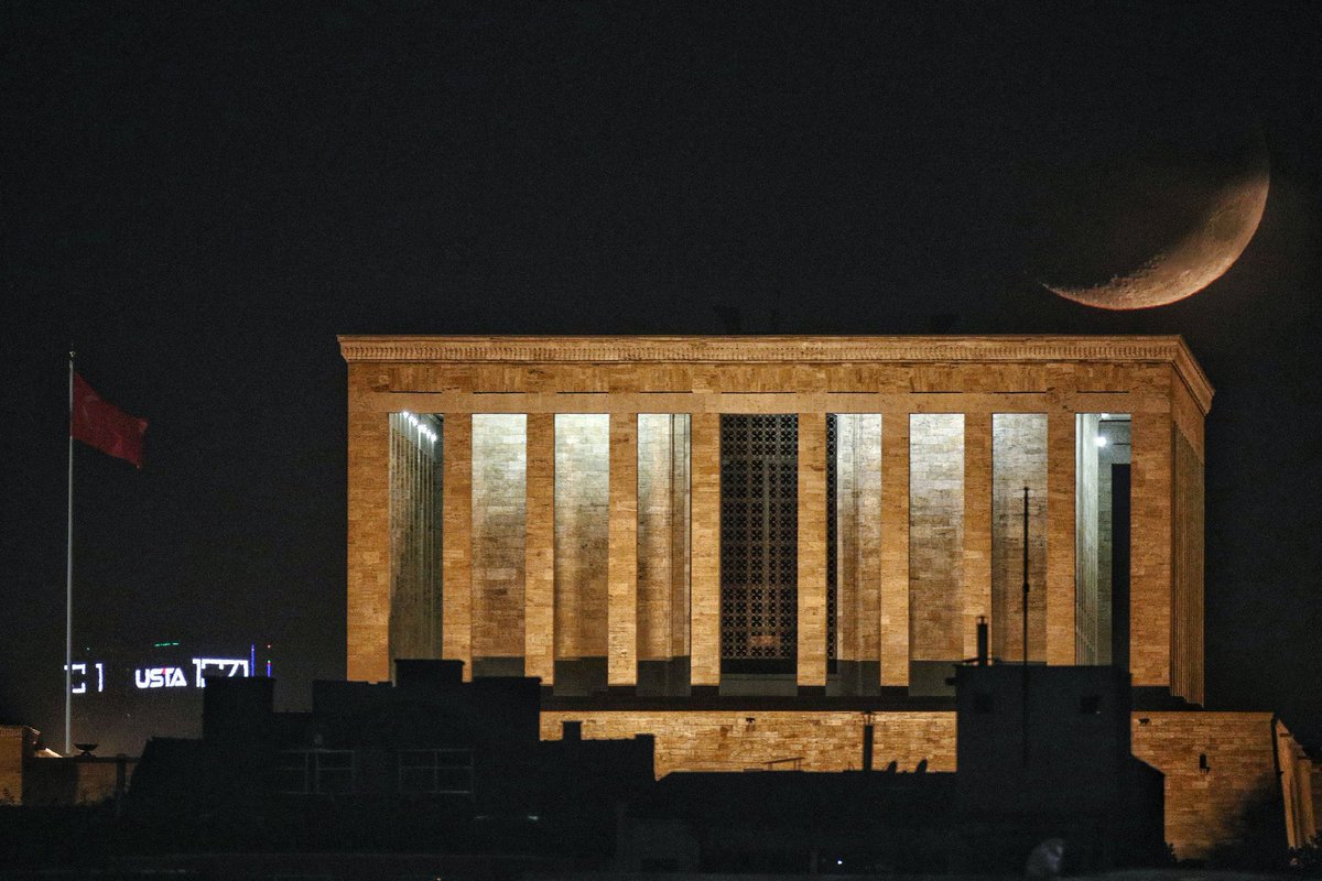ankarageddo's tweet photo. Bu akşam Anıtkabir ve yeni ay... #Ankara https://t.co/XW09BNdPPw