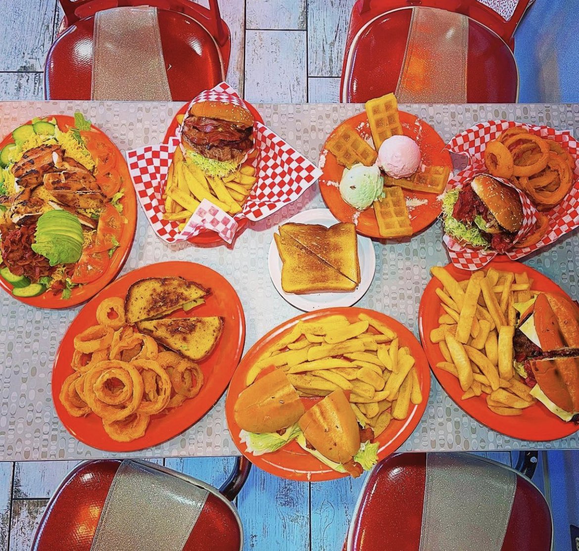 EchevarriaFor's tweet photo. SMALL BUSINESS of the WEEK. Please support your COLTON small businesses. For some of the best tasting sandwiches and other scrumptious platters • get on over to P&amp;G Burgers. They’re family friendly diner is located at 190 W Valley Blvd, Colton CA 92324.
#ShopColtonToHelpColton https://t.co/2ZsfOJxFms