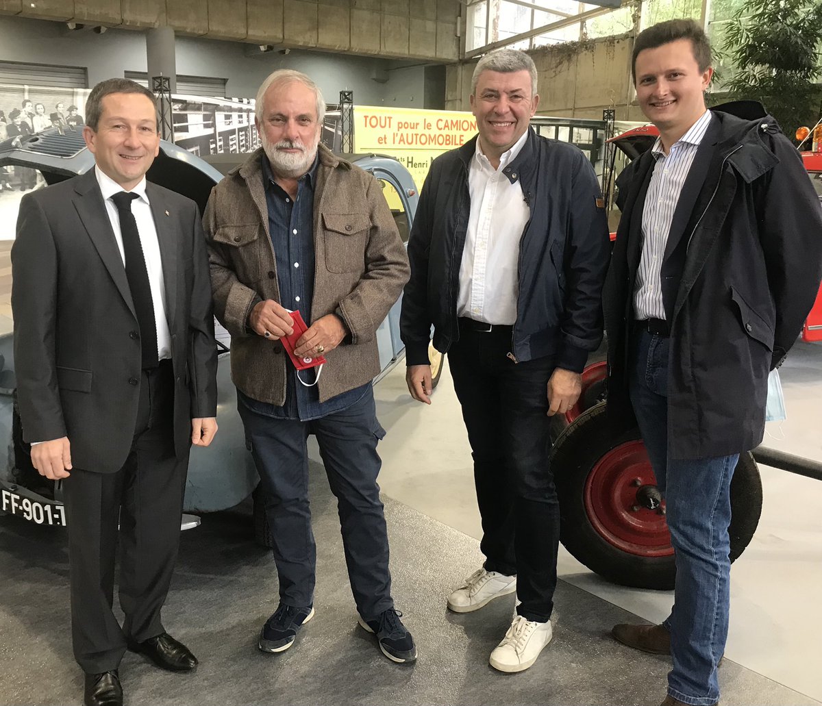 BastienJoint's tweet photo. Très belles rencontres sur le @Salon_EpoquAuto ce week-end avec notamment @allain_francois et Dominique #Chapatte
Un événement rassemblant plusieurs dizaines de milliers de personnes à #Lyon, tous passionnés d’automobiles.
Le souvenir de notre patrimoine industriel si riche! https://t.co/eyWEIOVicT