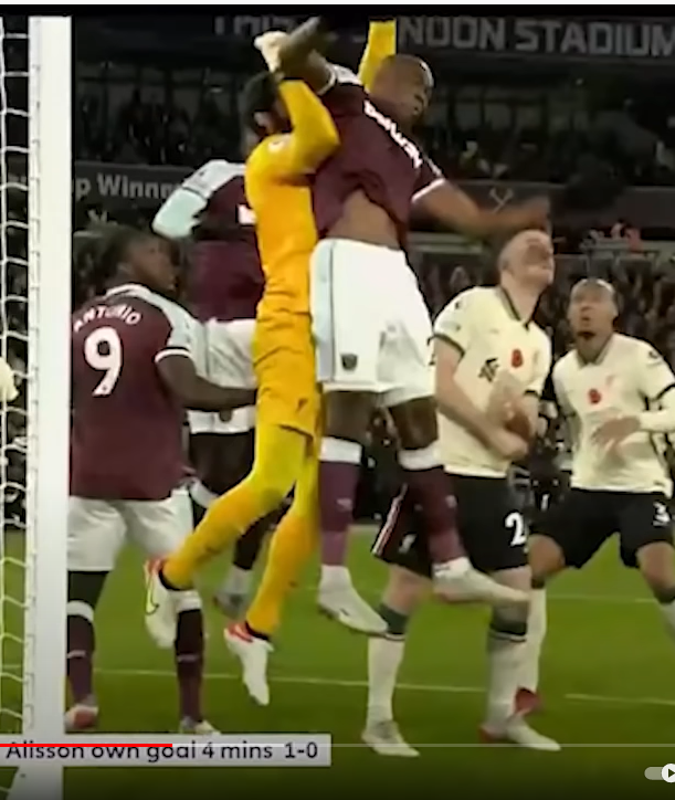 Mo_Mane6's tweet photo. @Daniel_C1987 @JamesPearceLFC Lastly, in case you missed my point- There is Ali's right arm; there is Ogbona's arm. In spite of that, Ali got to the ball.  If you tell me this is allowed in the game- then sir, the game is truly gone! https://t.co/fEbJdsPN0d