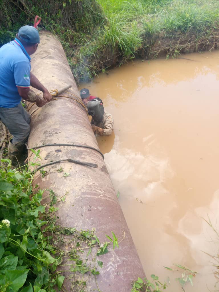 Hidropaezca's tweet photo. 🔵 Continuación del programa de mantenimiento #PlanRemate en la aducción de acero de 30" Tamanaco - Valle de la Pascua, con la corrección de fugas y recuperación de 20 lps para el beneficio de la población.
#LeeConLaFilven2021
@RMarcoTorres
@minaguasoficial https://t.co/NfxO3bTOey