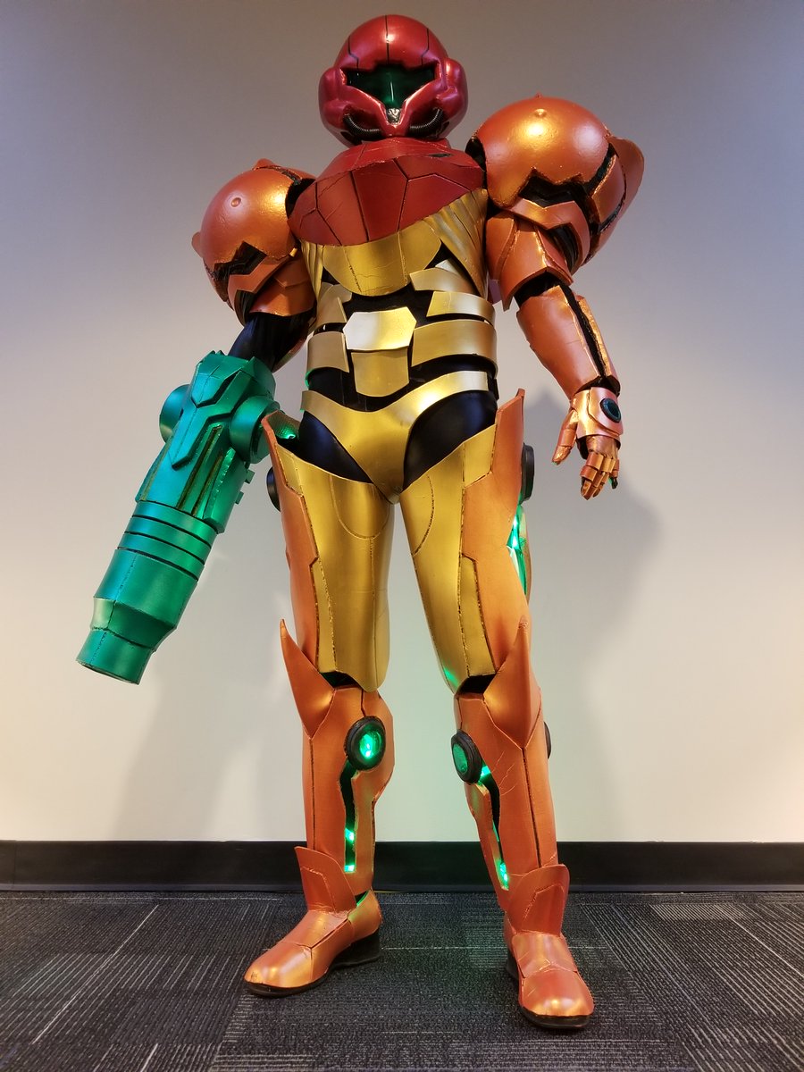 ClaperSnaper's tweet photo. More epic shots of my varia suit from Youmacon 2021! I remember spending weeks in my room staring at my varia figma just trying to sculpt every piece of armor just like her. Accuracy and quality is very important to me! #metroiddread #nintendo #samusaran https://t.co/gC1ovciF2L