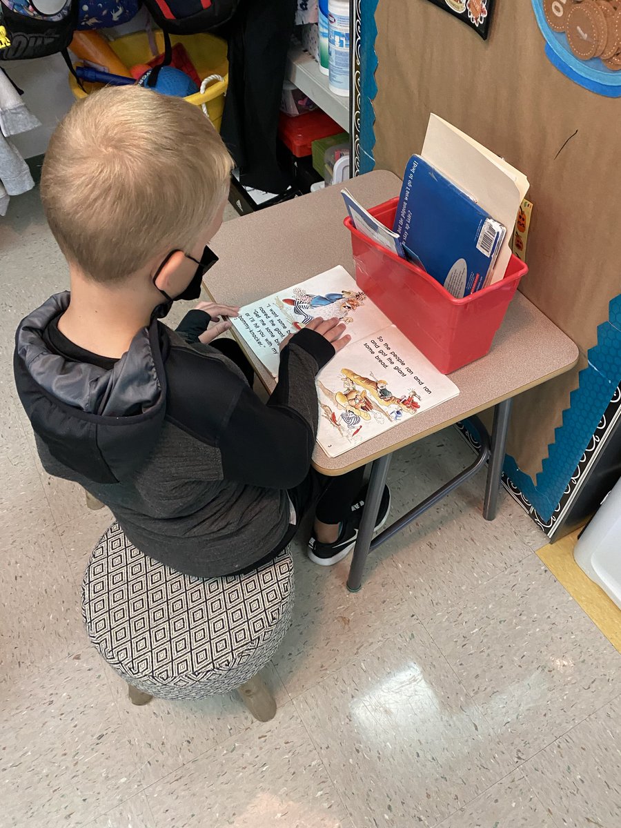 MissR_Duello's tweet photo. @mrshollyharris1 class is working hard on reading words like a detective… in a snap! https://t.co/ZtEC5HfQGD