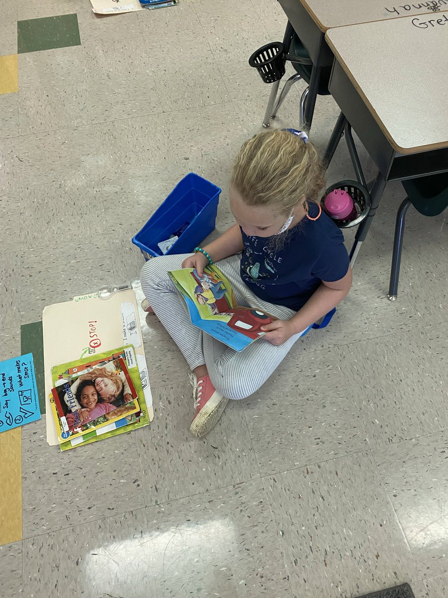 MissR_Duello's tweet photo. @mrshollyharris1 class is working hard on reading words like a detective… in a snap! https://t.co/ZtEC5HfQGD