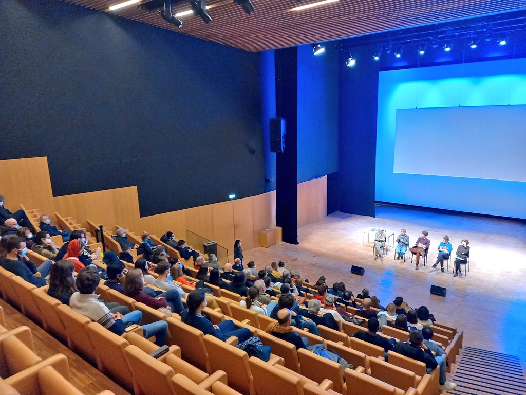 Inria_Nancy's tweet image. 💡 Quand science &amp;amp; théâtre se nourrissent l&apos;un l&apos;autre pour donner naissance à une œuvre de fiction, voici Binôme #DroneControl. Une pièce touchante qui met en avant le quotidien du chercheur &amp;amp; ses questionnements. Bravo @AntoineDelefor1 &amp;amp; @lessensdesmots et merci au public 👏