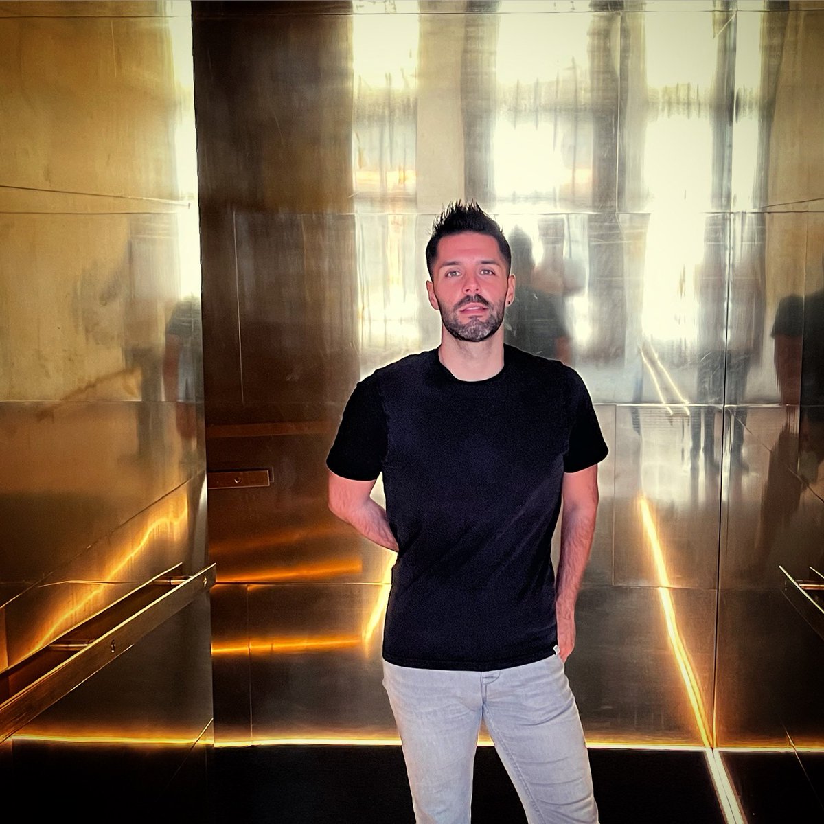 adolfopablos's tweet photo. “We're not young, and we're not old
We're the stories not yet told…
We are golden” 🎵🎶🎵🎶
#pickoftheday #photoremember #gold #golden #light #metal #young #old #story #mexico #musem #black #🎵 #💫 #⭐️ #✨ #cdmx #lastweek #fromlastweek https://t.co/SgD2o3EWvG