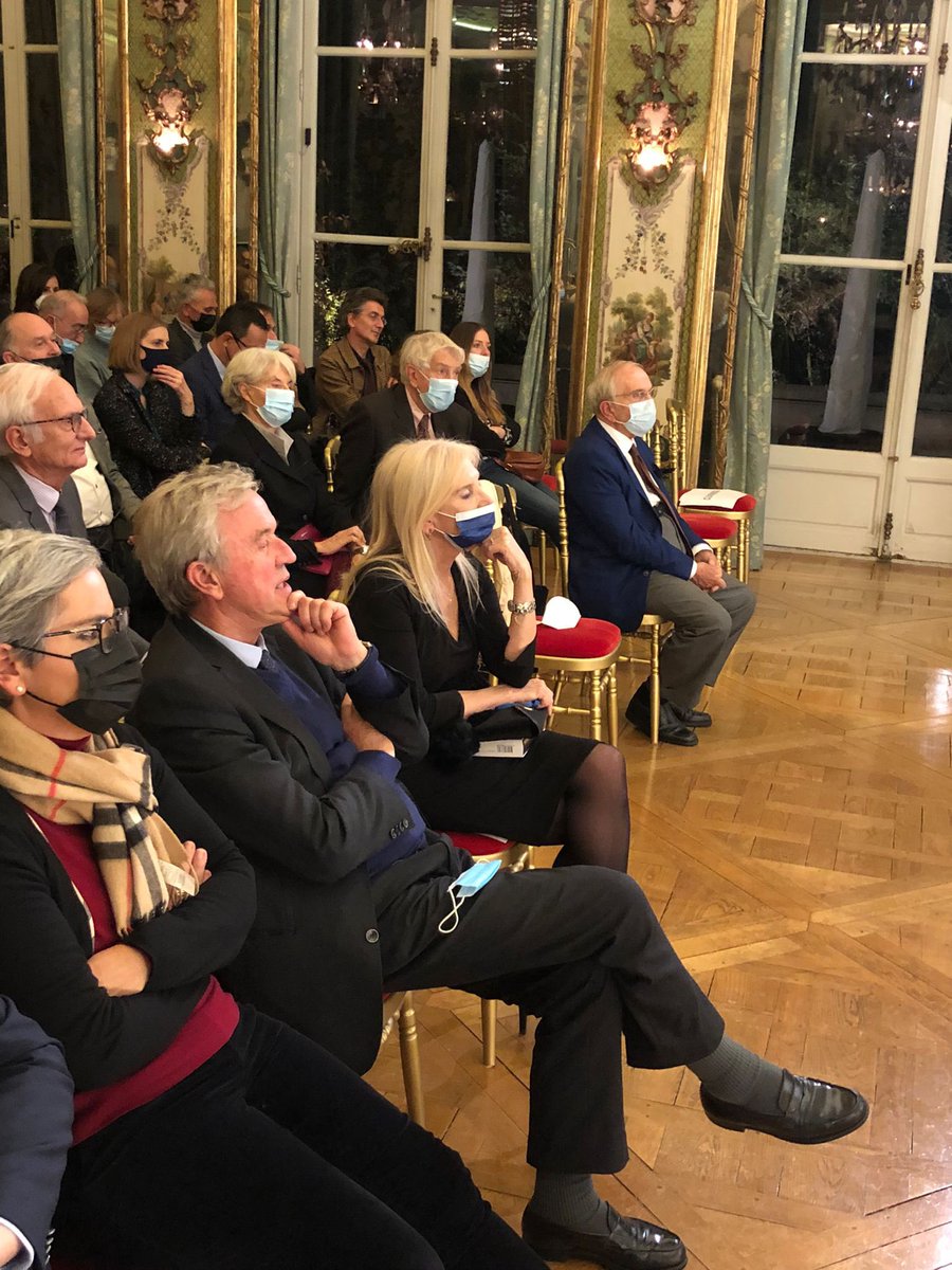 ItalyinFrance's tweet photo. L’Amb. Castaldo avec le Président de @Gallimard M.Antoine Gallimard, le Professeur Carlo Ossola, le journaliste de @Le_Figaro Lapaque, le Professeur Todini et le Directeur éditoriale de #LaPleiade Hugues Pradier pour présenter l’édition bilingue de #LaDivineComedie #dante700 https://t.co/D2NsXJ92Kp