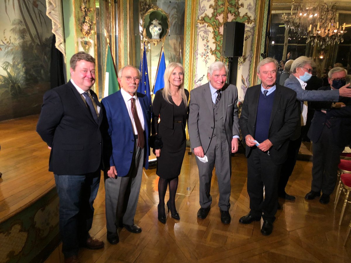ItalyinFrance's tweet photo. L’Amb. Castaldo avec le Président de @Gallimard M.Antoine Gallimard, le Professeur Carlo Ossola, le journaliste de @Le_Figaro Lapaque, le Professeur Todini et le Directeur éditoriale de #LaPleiade Hugues Pradier pour présenter l’édition bilingue de #LaDivineComedie #dante700 https://t.co/D2NsXJ92Kp