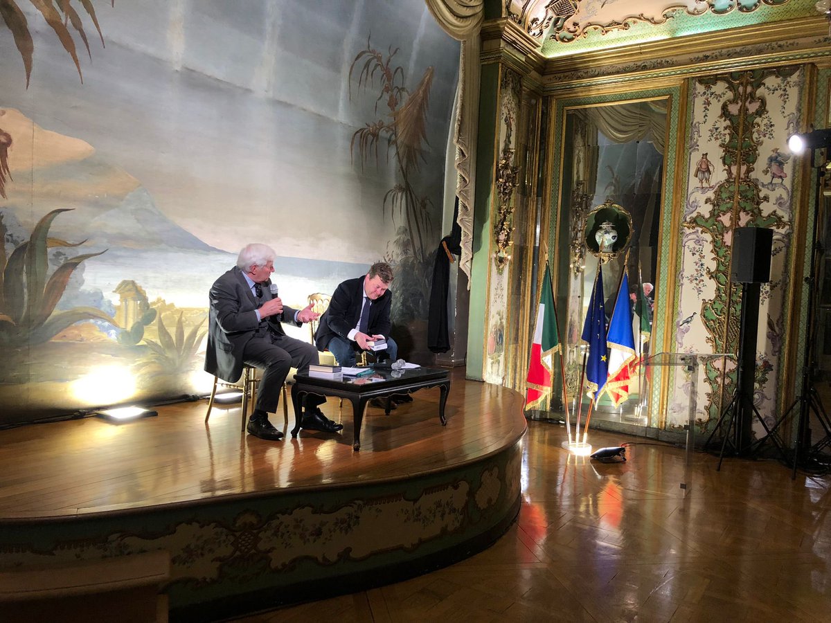 ItalyinFrance's tweet photo. L’Amb. Castaldo avec le Président de @Gallimard M.Antoine Gallimard, le Professeur Carlo Ossola, le journaliste de @Le_Figaro Lapaque, le Professeur Todini et le Directeur éditoriale de #LaPleiade Hugues Pradier pour présenter l’édition bilingue de #LaDivineComedie #dante700 https://t.co/D2NsXJ92Kp