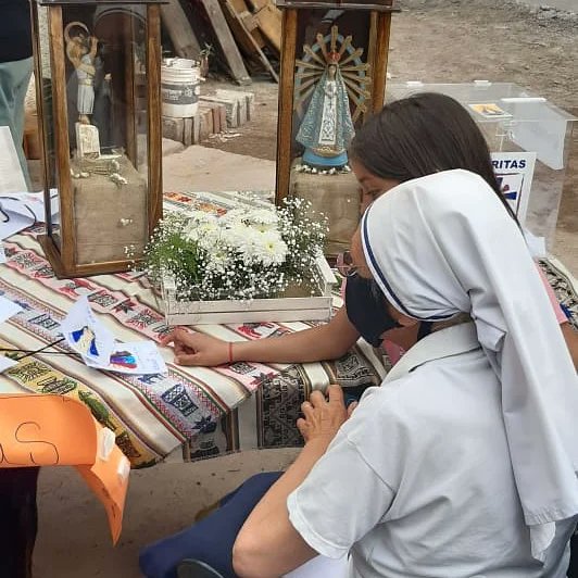 caritasmendoza's tweet photo. Decanato Guaymallen entrega las imágenes a Decanato Godoy Cruz en la copa de leche Capilla Maria Madre del Pueblo Campo Papa https://t.co/pPP8YAEu2J
