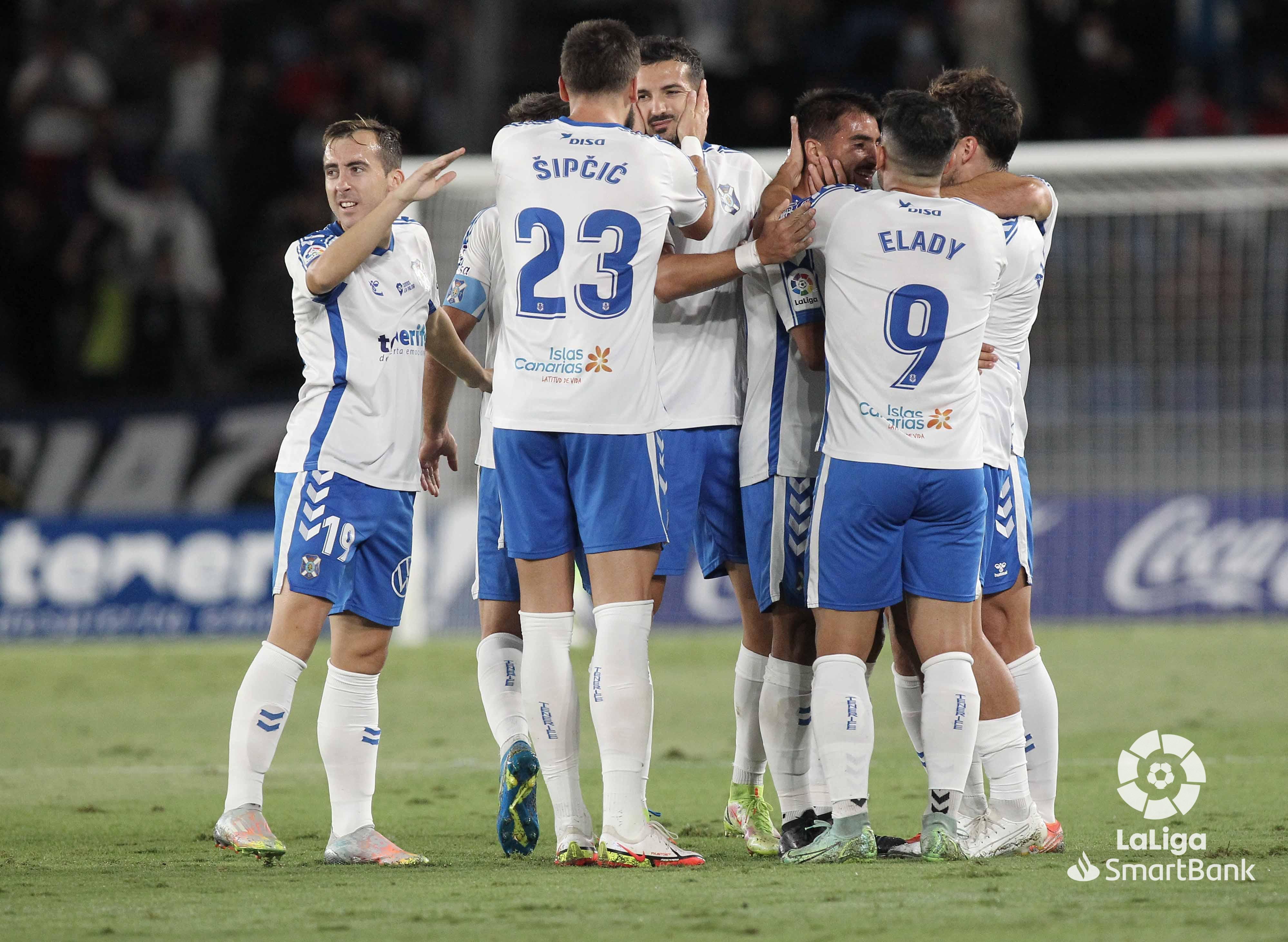 El CD Tenerife, a un punto del ascenso directo tras ganar al Girona (2-1)