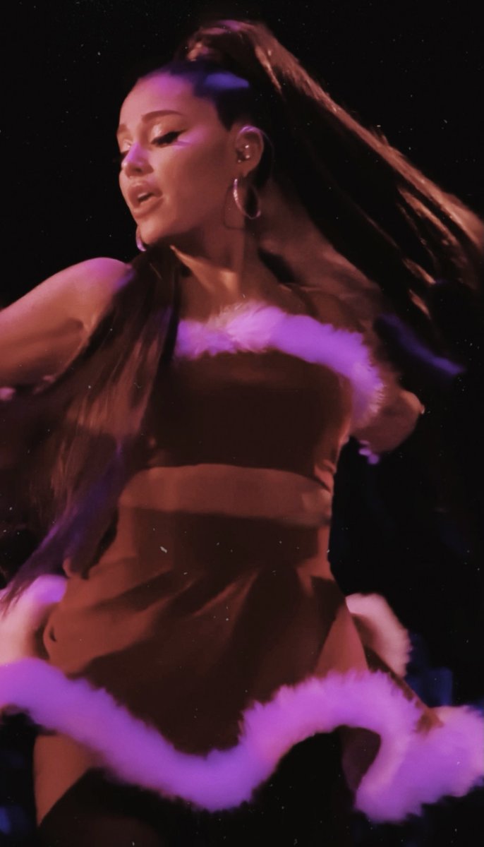 throwbackagb's tweet photo. Ariana kicked off the second North American leg of the Sweetener World Tour in Uniondale, New York 2 years ago today (9th November 2019) https://t.co/qQTbZKCYkT