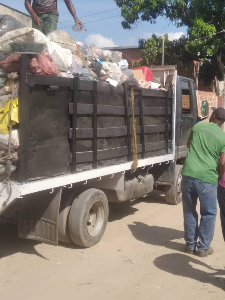 Yodefiendohaci3's tweet photo. Hoy #08Nov Cumpliendo con las Orientaciones de la Alcaldesa @johanitakenpo los compañeros de #Serpumar realizan recorrido por las comunidades y recolección de desechos sólidos.
@NicolasMaduro
@Soykarinacarpio
@R_MarcoTorres
@TareckPSUV
@servicioturmero https://t.co/032BYjcCSA