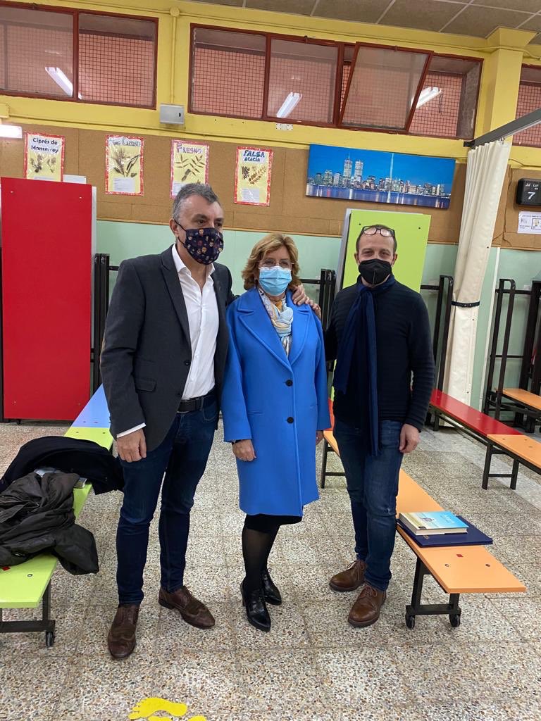 En la novela “Alegría”Manuel Vilas <a href="/Granvilas/">Manuel Vilas</a> cuenta la liturgia de dejar a sus hijos en manos de un gran maestro,Lorenzo Oro.La actual directora junto a Vilas ha querido dar las gracias a Lorenzo por su compromiso con la educación <a href="/victorlucea/">Víctor Lucea</a> .