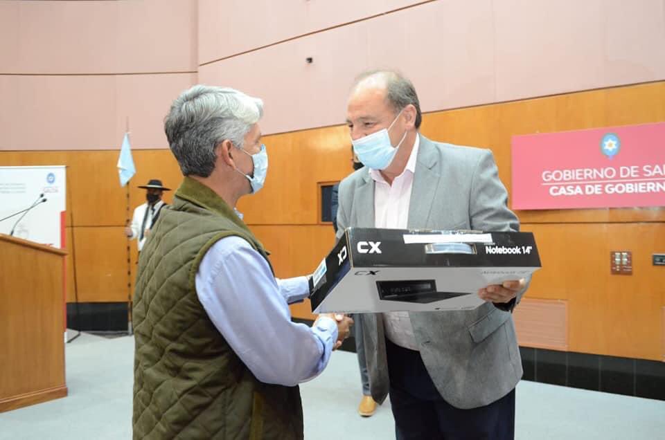 ricardo_villada's tweet photo. Entregamos a 50 familias salteñas, de las 300 beneficiarias, su tan ansiada notebook del Plan #ConectateDigital.
Generamos inclusión digital a sectores que no pueden acceder y necesitan, como todos, conectarse a internet para educarse y trabajar.
#Salta #SaltaDigital https://t.co/pfvX6evsh3