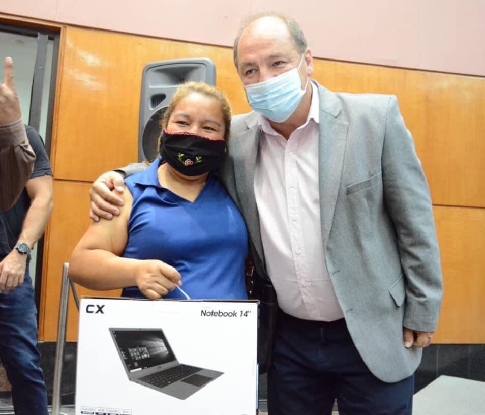 ricardo_villada's tweet photo. Entregamos a 50 familias salteñas, de las 300 beneficiarias, su tan ansiada notebook del Plan #ConectateDigital.
Generamos inclusión digital a sectores que no pueden acceder y necesitan, como todos, conectarse a internet para educarse y trabajar.
#Salta #SaltaDigital https://t.co/pfvX6evsh3