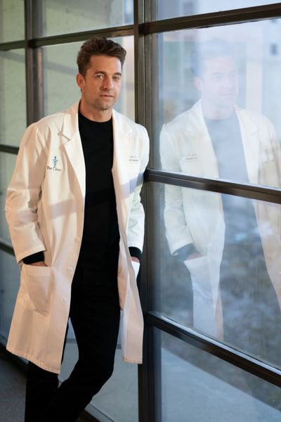 iGIAXLUDD's tweet photo. @GreysABC It has been 3 episodes and is already on a poster and had a photoshoot, HIS POWER 💅💅 https://t.co/8J1PN7T4Cb