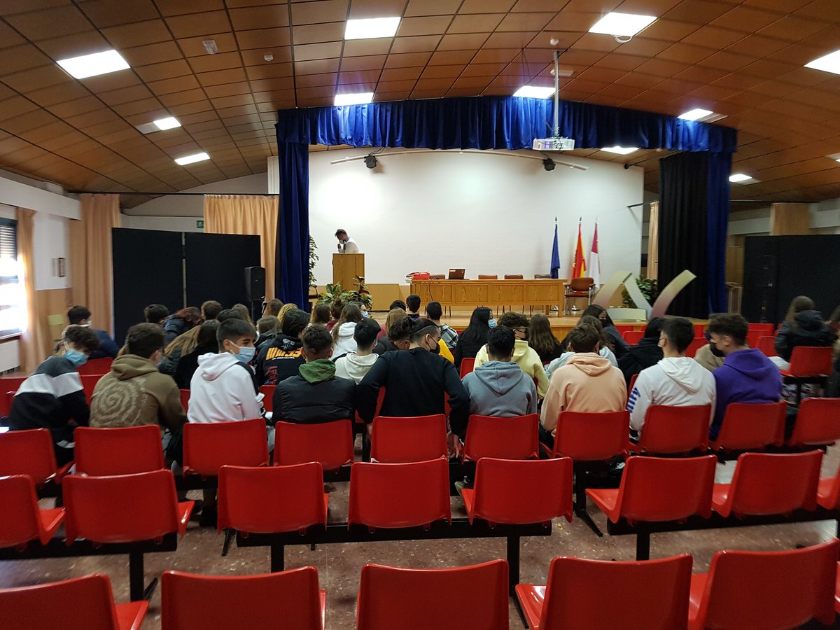 Empieza mi #SemanaCienciaUCLM con ¿𝙀𝙧𝙚𝙨 𝙪𝙣𝙖 𝙥𝙚𝙧𝙨𝙤𝙣𝙖 𝙘𝙧𝙚𝙖𝙩𝙞𝙫𝙖? en el IES Ándrés de Vandelvira de Albacete @02000738. Gracias a su equipo de dirección y al OCD de Economía <a href="/UCLMdivulga/">UCLMdivulga</a> <a href="/ftaadcee_ab/">Facultad de Ciencias Económicas y Empresariales AB</a>