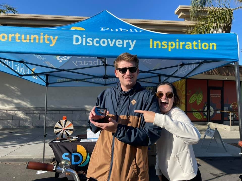 SDPublicLibrary's tweet photo. Whether it be by foot 👣 skate 🛼 or bike 🚲 SDPL is always down to sign folks up for library cards! #PacificBeachLibrary snagged some brand new (& super excited) library card holders at yesterday's #CicloSDias event! https://t.co/ZkXIRJOmcZ
