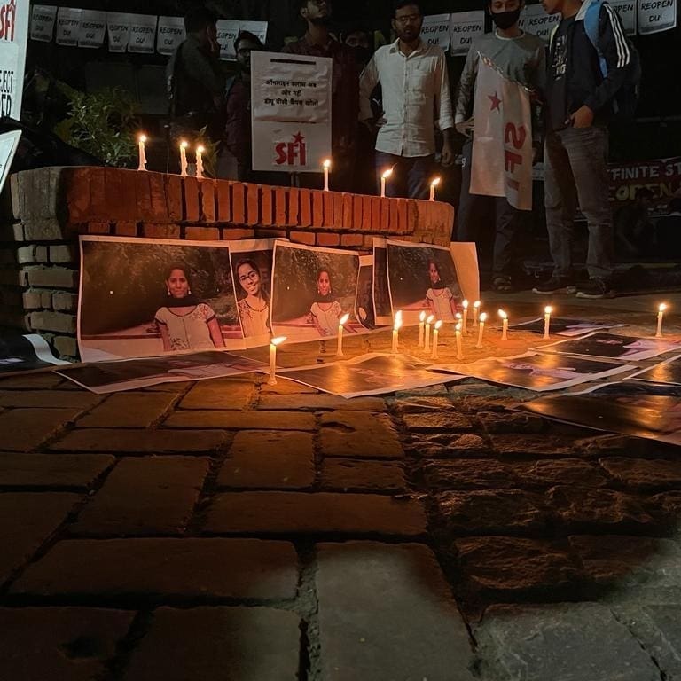 sfiduspeaks's tweet photo. Indefinite Sit In Starts At DU Arts Faculty For Reopening of the Campus!
Candle light vigil also organised at arts faculty in remembrance of Aiswarya Reddy of LSR!
#ReopenDU #CampusKholo
#NoToDigitalDivide #SFI https://t.co/uVKDEVH9Mo